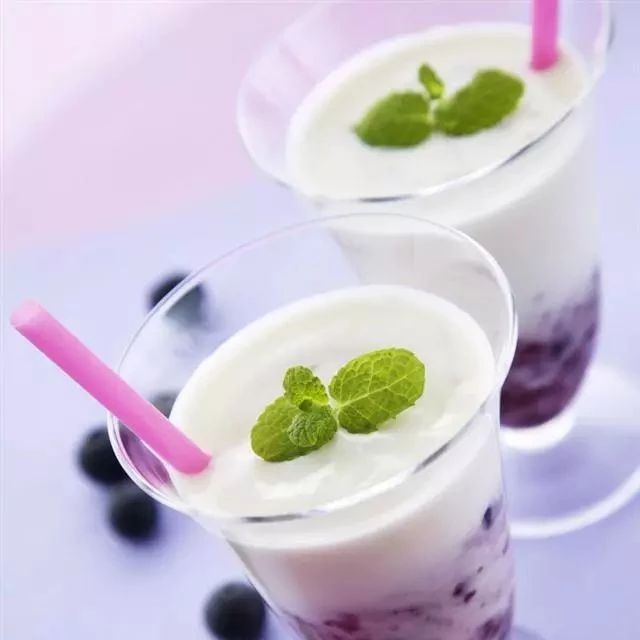 那個新開了飲品店的朋友，昨晚給我打電話…