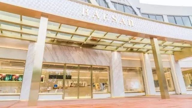 芭依珊瘋了，他的新店有 個籃球場大，共 平米