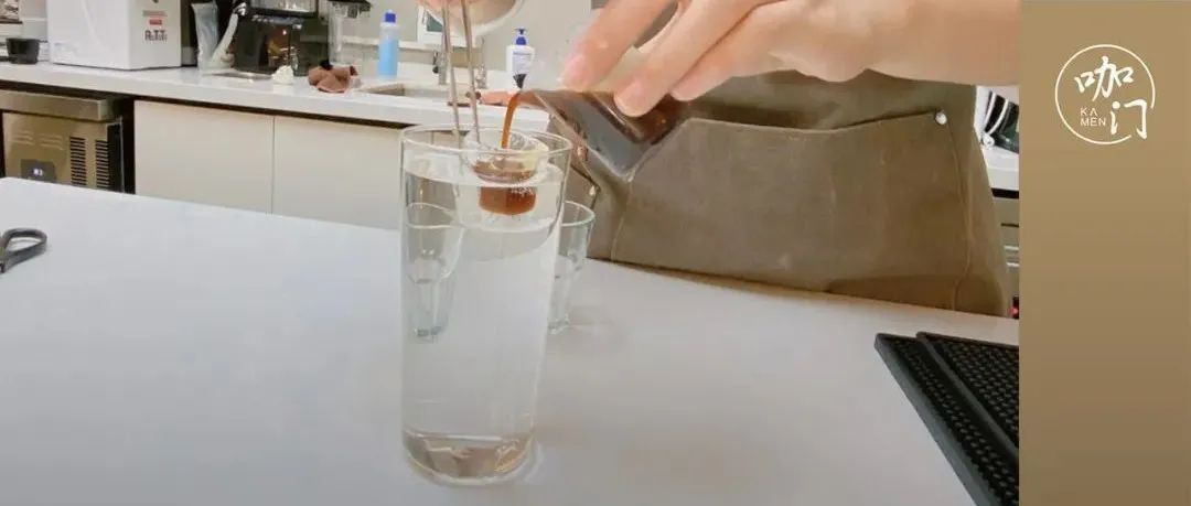 瀑布冰美式刷屏！咖啡越“離譜”越走紅，這是好事嗎？
