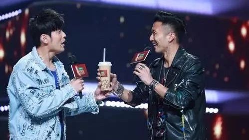 周杰倫喜提人民日報，因為一杯奶茶？