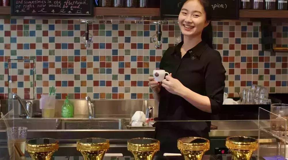 虹吸壺煮咖啡有多美？讓美女來告訴你！