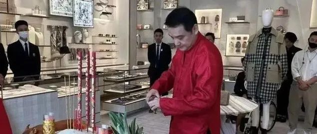 Dior開(kāi)咖啡館，萬(wàn)萬(wàn)沒(méi)想到請(qǐng)來(lái)了他……
