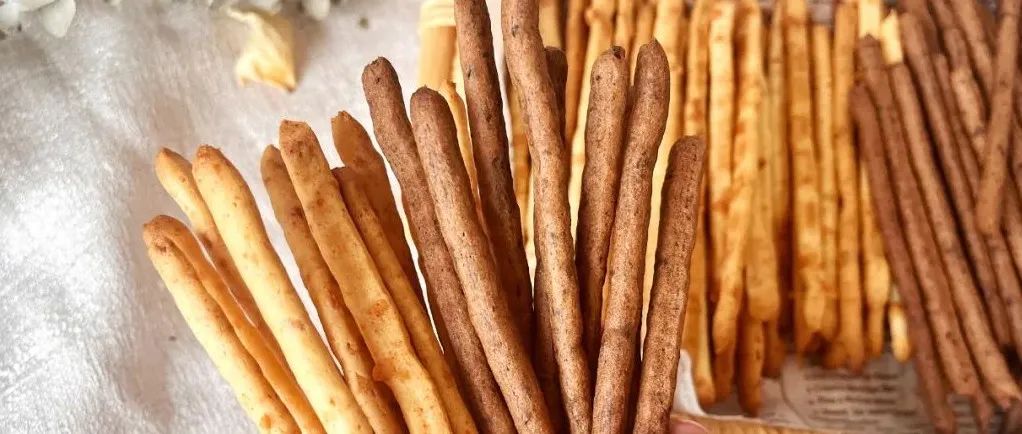 這小零食，簡單又快手，嘎嘣嘎嘣脆，好吃到一根接著一根，停不下來~