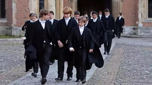 校服承擔育人功能，但為何中國校服卻承擔管理功能？