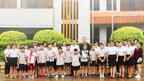 《南國早報》小記者團走進百裕集團生產(chǎn)中心，探訪“學(xué)生裝”奧秘